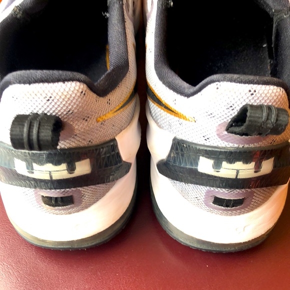 Nike Lebron James XIII Low Cool Grey/ Mtllc Gold, White, Black Men Size 10 - Picture 3 of 8